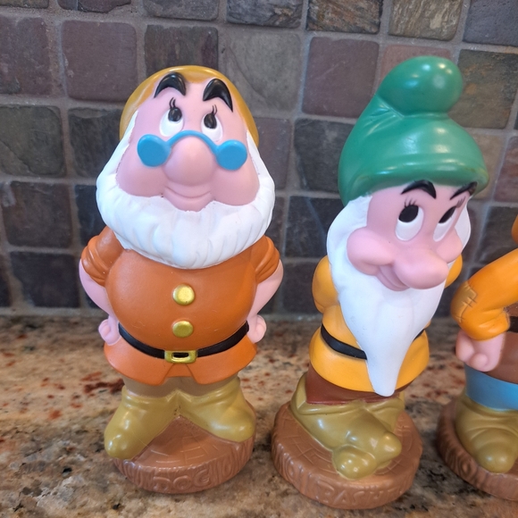 ๐๐ Disney Snow White's Seven Dwarfs - Vintage Rubber/Vinyl Figure Lot of 4 - Picture 3 of 5